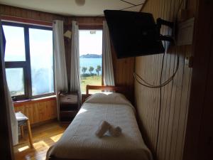 a bedroom with a bed with two dolls on it at Complejo Turistico Arena Gruesa in Ancud