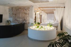 ein Zimmer mit zwei Betten und einem Tisch mit Blumen in der Unterkunft Raizen Hostel in Dosquebradas