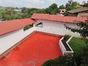 an image of a house with a red roof at Nebraska's Corner cerca de aeropuerto de Tababela in Yaruguí