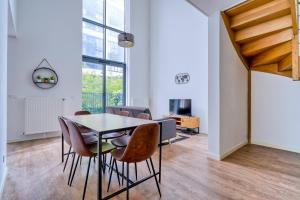 a dining room with a table and chairs at Gorgeous duplex near top attractions in Saint-Ouen