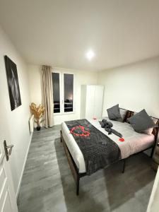 a bedroom with a large bed in a room at Love appart Parisienne in Villeneuve-Saint-Georges