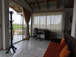 a bedroom with a desk and a chair in a room at Nebraska's Corner cerca de aeropuerto de Tababela in Yaruguí