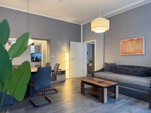 a living room with a couch and a table at City-Apartment Schöneweide in Berlin