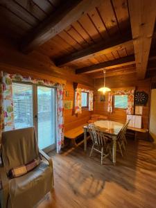 a dining room with a table and chairs in a cabin at Počitniška hiša Eva in Velike Lašče