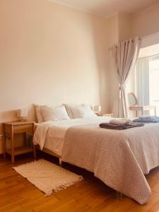 a bedroom with a bed and a table and a window at Ilhéu à Vista in Água de Alto
