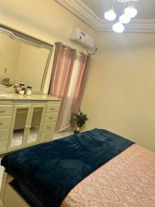 a bedroom with a bed and a sink and a mirror at Residence Meuble Zac Mbao in Kammba