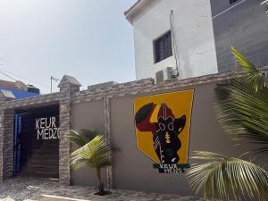a painting of a cat on the side of a building at Keur Medzo - Lac Rose in Niaga