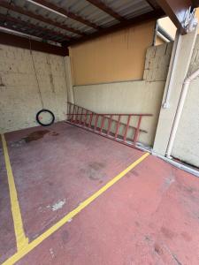 an empty parking lot with a bike in a building at Casa aconchegante em Olaria in Nova Friburgo
