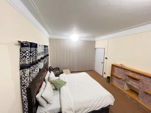 a bedroom with a bed and a headboard at Diwan longues in Murree