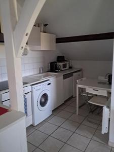 a kitchen with a washing machine and a sink at Appart cosy Disney paris in Chalifert