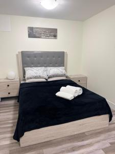 ein Schlafzimmer mit einem Bett, auf dem zwei Handtücher liegen in der Unterkunft Sanctuary! in Halifax