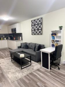 ein Wohnzimmer mit Sofa und Tisch in der Unterkunft Sanctuary! in Halifax