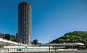 a tall building next to a building with a hill at Suíte Luxo Mar em Hotel Nacional in Rio de Janeiro