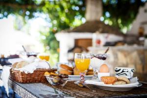 - une table avec des aliments et des boissons pour le petit-déjeuner dans l'établissement Seranides Boutique Hotel, à Kato Gatzea