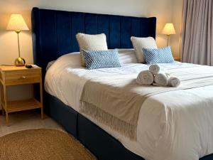 a large bed with two stuffed animals on it at Casa KOMU in Asunción +52 photos