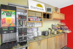 Kuchyň nebo kuchyňský kout v ubytování Days Inn by Wyndham Elko