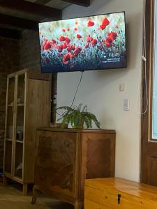 a flat screen tv hanging on a wall at Loft con patio frente a Mercado San Telmo, 2 baños in Buenos Aires +24 photos