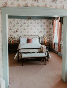 ein Schlafzimmer mit einem Bett mit floraler Tapete in der Unterkunft Strassner Suites - Opal in Hermann