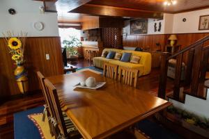 a living room with a wooden table and a couch at Casa da Lala - Alojamento a 4km de Fátima in Fontainhas