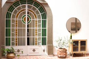 a door with a window and a mirror at Casa Sabina Expiatorio in Guadalajara