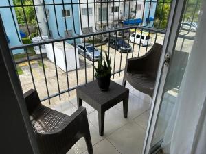 ein Balkon mit Stühlen und einem Tisch mit einer Topfpflanze in der Unterkunft La marquesa in Los Paredones + 12 Fotos