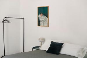 a bedroom with a bed with a picture on the wall at Casa Sabina Expiatorio in Guadalajara