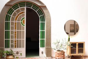 an entry to a building with a glass doorway at Casa Sabina Expiatorio in Guadalajara +31 photos