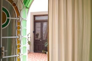 a room with a door with a glass window and a door with a curtain at Casa Sabina Expiatorio in Guadalajara