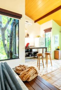 a kitchen and dining room with a table and chairs at Chalé da árvore Buzios in Búzios +54 photos