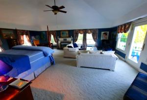a bedroom with a bed and a living room at Villa Maud in Middleburg