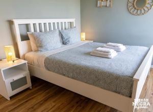 a bedroom with a bed with towels on it at Beer House by PontaNegraAzores in Altares