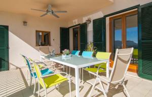 ein Esszimmer mit Tisch und Stühlen in der Unterkunft Biali in Búger