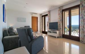 ein Wohnzimmer mit Sofa und Fernseher in der Unterkunft Biali in Búger