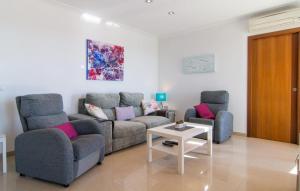 ein Wohnzimmer mit zwei Sesseln, einem Sofa und einem Tisch in der Unterkunft Biali in Búger
