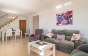 ein Wohnzimmer mit Sofa und Tisch in der Unterkunft Biali in Búger
