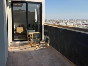 a chair sitting on a balcony with a table at Suite Privada Zona Norte in Miravalle