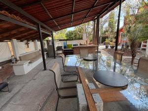 an outdoor patio with tables and chairs and a bar at Loft familiar campestre en Atlixco in Atlixco