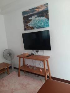 a television on a wooden table in a living room at แอนนา เรสซิเดนซ์ in Ban Dung +20 photos