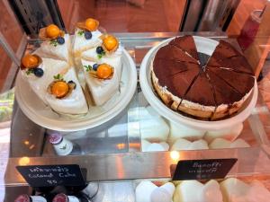 two cakes on display in a glass display case at แอนนา เรสซิเดนซ์ in Ban Dung