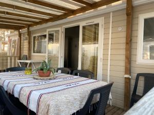 a table on the back porch of a house at Résidence des dunes de Contis in Saint-Julien-en-Born