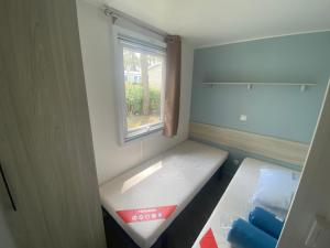 a small room with a window and a bench at Résidence des dunes de Contis in Saint-Julien-en-Born +4 photos