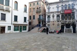 un homme debout au milieu d'une cour dans l'établissement Doge's House, à Venise