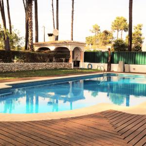 una piscina di fronte a una casa di Verdizela Pool & Garden a Charneca