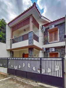 a house with a balcony and a fence at Sabi House Lesmana in Timuran