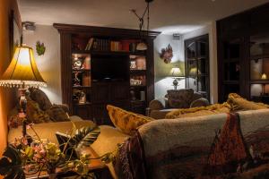 a living room with a couch and a lamp at Mi casa, tu casa in Guatemala