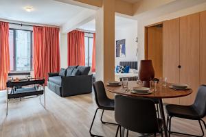 ein Wohnzimmer mit Tisch, Stühlen und Sofa in der Unterkunft Comfort Luxe Loft near Bellas Artes casaXúla in Mexiko-Stadt + 19 Fotos