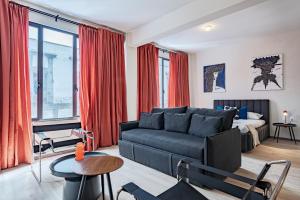 ein Wohnzimmer mit Sofa und Bett in der Unterkunft Comfort Luxe Loft near Bellas Artes casaXúla in Mexiko-Stadt
