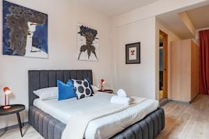 ein Schlafzimmer mit einem großen Bett und blauen Kissen in der Unterkunft Comfort Luxe Loft near Bellas Artes casaXúla in Mexiko-Stadt