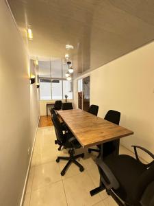 a conference room with a wooden table and chairs at Hotel Alamos del Bosque in Pereira