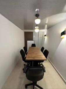 a conference room with a wooden table and chairs at Hotel Alamos del Bosque in Pereira